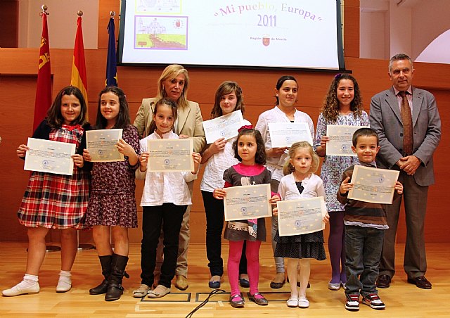 Los ganadores del concurso infantil de dibujo ´Mi pueblo, Europa´ reciben sus premios en San Esteban - 1, Foto 1