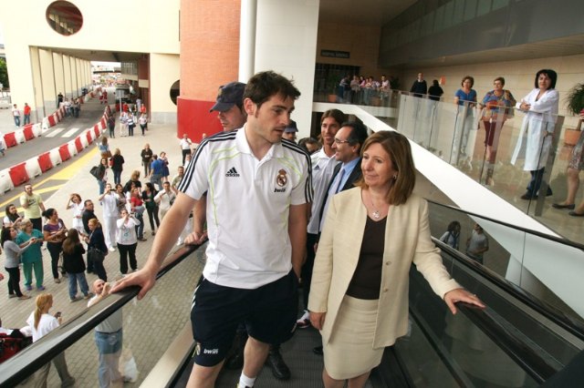 La consejera de Sanidad acompaña a los futbolistas del Real Madrid durante su visita a los pacientes heridos por el terremoto - 1, Foto 1