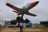 El ayuntamiento coloca un avin cedido por el Ejrcito del Aire en la rotonda de mayor trfico del municipio