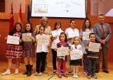 Los ganadores del concurso infantil de dibujo ´Mi pueblo, Europa´ reciben sus premios en San Esteban