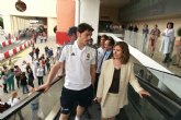 La consejera de Sanidad acompaña a los futbolistas del Real Madrid durante su visita a los pacientes heridos por el terremoto