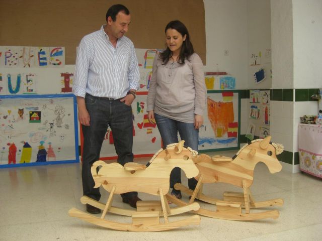 María Dolores Sánchez entrega caballos de madera realizados por alumnos de la escuela-taller a escolares de Educación Infantil - 1, Foto 1