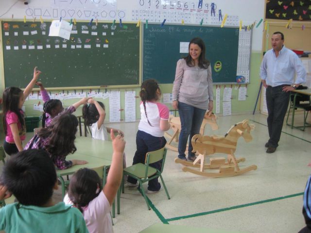 María Dolores Sánchez entrega caballos de madera realizados por alumnos de la escuela-taller a escolares de Educación Infantil - 2, Foto 2