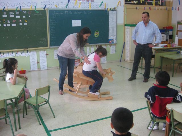 María Dolores Sánchez entrega caballos de madera realizados por alumnos de la escuela-taller a escolares de Educación Infantil - 3, Foto 3