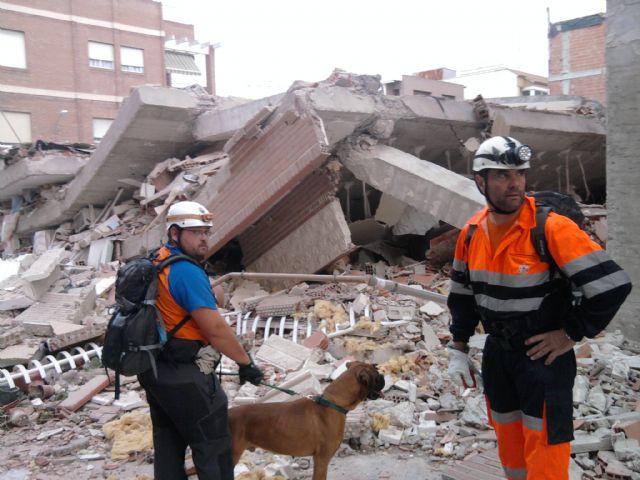 Los voluntarios de la Unidad Canina de Rescate de Águilas permanecen en Lorca desde que tuvo lugar el terremoto - 2, Foto 2