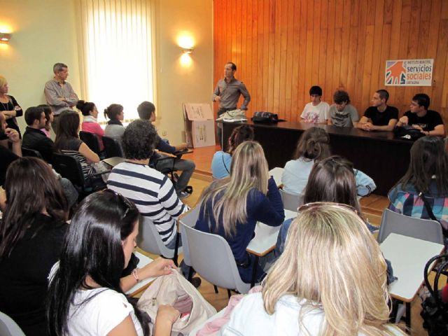 Cincuenta alumnos de Educación Social de la UM visitan las instalaciones de Atención Social - 2, Foto 2