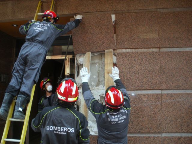 Bomberos de Cartagena continúan trabajando en Lorca - 1, Foto 1