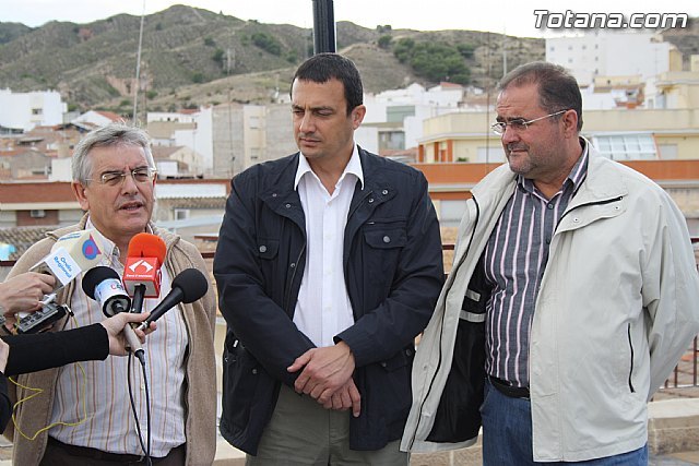 El candidato de IU-Verdes a la Presidencia de la Comunidad de Murcia, José Antonio Pujante, ofreció una rueda de prensa en Totana, Foto 1