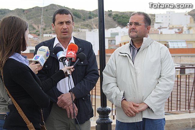El candidato de IU-Verdes a la Presidencia de la Comunidad de Murcia, José Antonio Pujante, ofreció una rueda de prensa en Totana, Foto 3