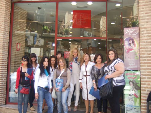 El programa de cualificación de servicios auxiliares de estética visita la academia Nefer Center en Murcia - 1, Foto 1