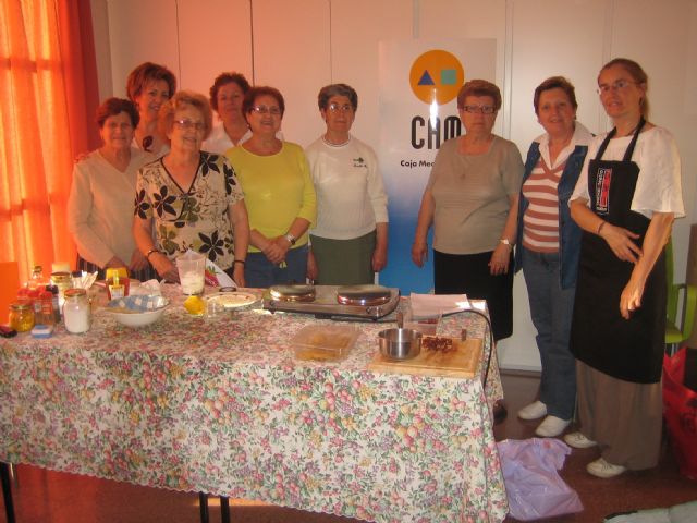 Un total de 15 socios del Centro de Personas Mayores han participado en el taller de cocina Con las manos en la masa - 1, Foto 1