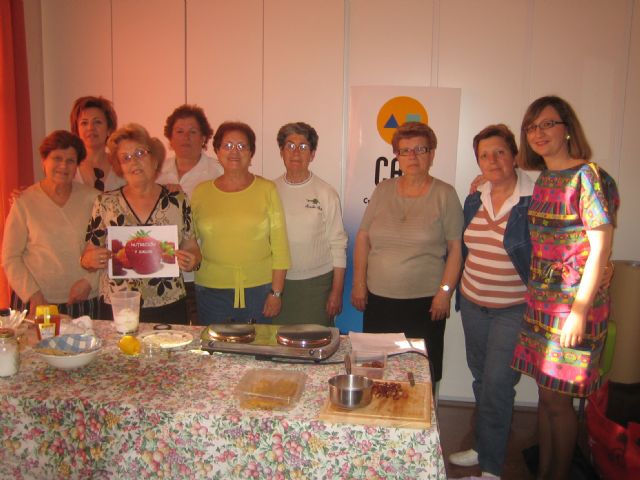 Un total de 15 socios del Centro de Personas Mayores han participado en el taller de cocina Con las manos en la masa - 2, Foto 2