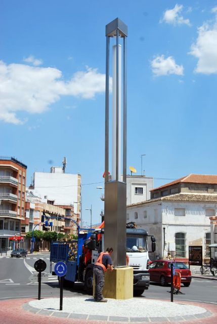 La rotonda del centro ya tiene instalada una farola, Foto 1