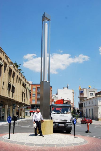 La rotonda del centro ya tiene instalada una farola, Foto 2