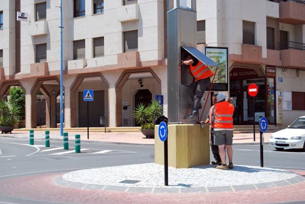 La rotonda del centro ya tiene instalada una farola, Foto 3
