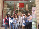 El programa de cualificación de servicios auxiliares de estética visita la academia Nefer Center en Murcia