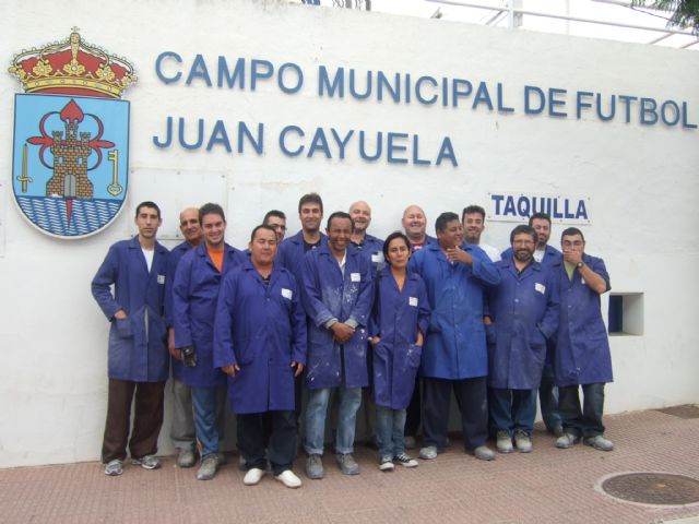 Los alumnos del curso Mantenimiento básico de edificios realizan clases teórico-prácticas en el Campo de Fútbol Juan Cayuela - 1, Foto 1