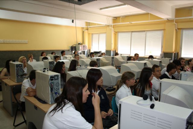 Estudiantes británicos de King's College visitan el CES Vega Media con motivo del Proyecto CLEOPATRA de intercambio lingüístico - 5, Foto 5