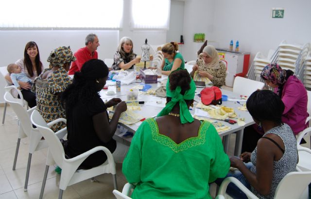 Aprendiendo costura en Las Torres de Cotillas contra el riesgo de exclusión social - 1, Foto 1