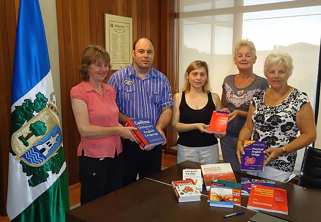 La asociación de angloparlantes ADAPT dona más de una decena de libros a la biblioteca de San Pedro - 1, Foto 1