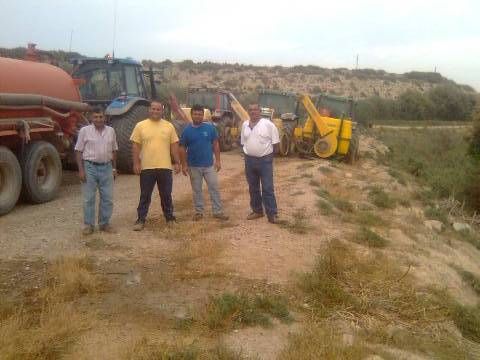 The municipality, with the collaboration of neighbors and Lebor Raiguero carries out the disinfestation of the plague of mosquitoes, Foto 1