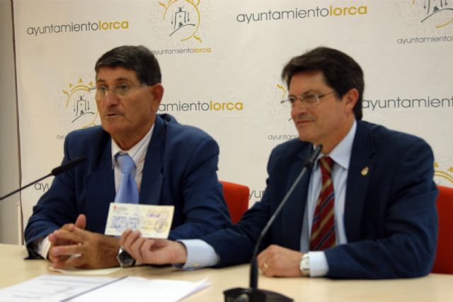 El alcalde recibe una ayuda de 12.000 euros para los damnificados del terremoto por parte del primer edil de Águilas - 1, Foto 1