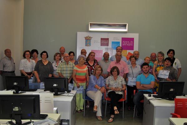 Ms de 60 mayores reciben sus diplomas que acreditan su conocimiento de Internet, Foto 1