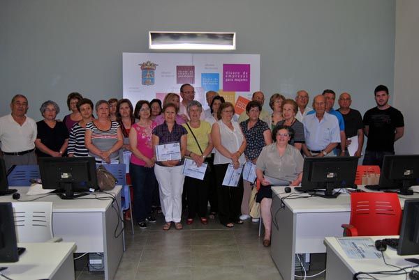 Ms de 60 mayores reciben sus diplomas que acreditan su conocimiento de Internet, Foto 3