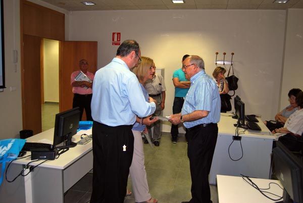 Ms de 60 mayores reciben sus diplomas que acreditan su conocimiento de Internet, Foto 6
