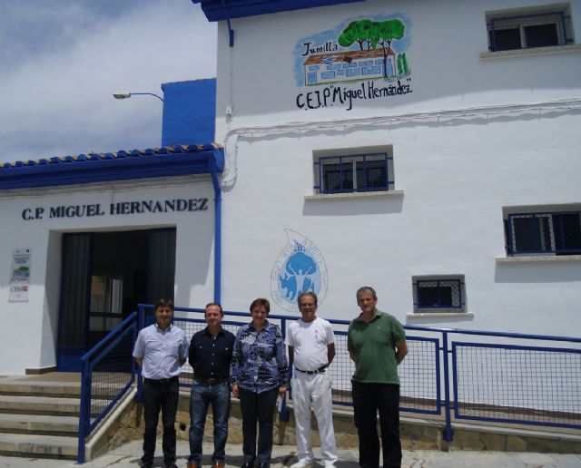 Finalizan los trabajos de pintura en el colegio Miguel Hernández, realizados por el taller de empleo Gémina - 1, Foto 1