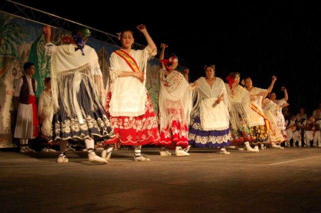 La Asociación de Coros y Danzas El Molinico Alguaceño nombra Huertano del Año 2011 a la Junta Superior de Hermandades y Cofradías Pasionarias de la localidad. - 2, Foto 2