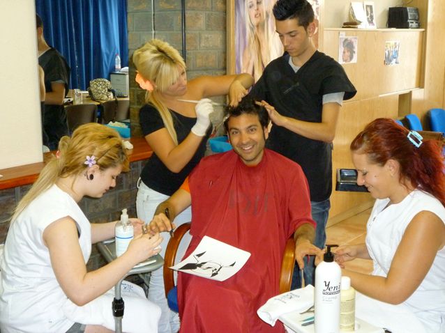 Salvador Espín (dibujante murciano de la Marvel) muestra su habilidad artística al alumnado de 1° de PCPI de la Asociación Cultural y Social BETO - 1, Foto 1