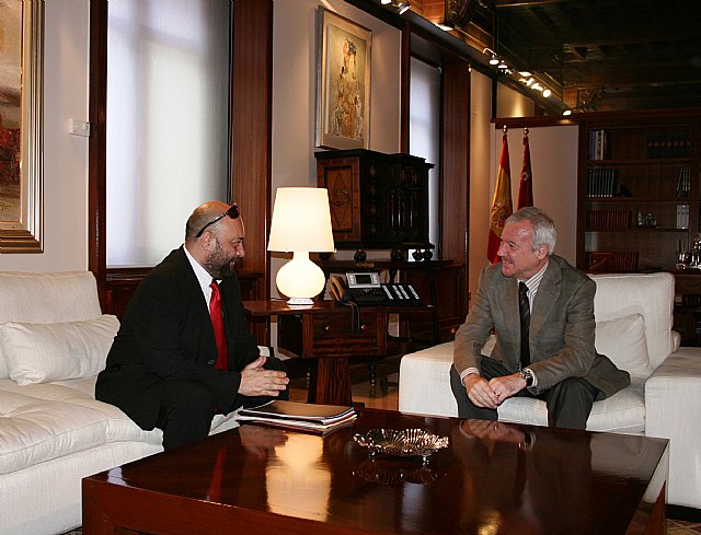 Valcárcel recibe al representante de la Fundación Arte y Gastronomía, que organiza la cena benéfica 'Cubiertos por Lorca' - 1, Foto 1