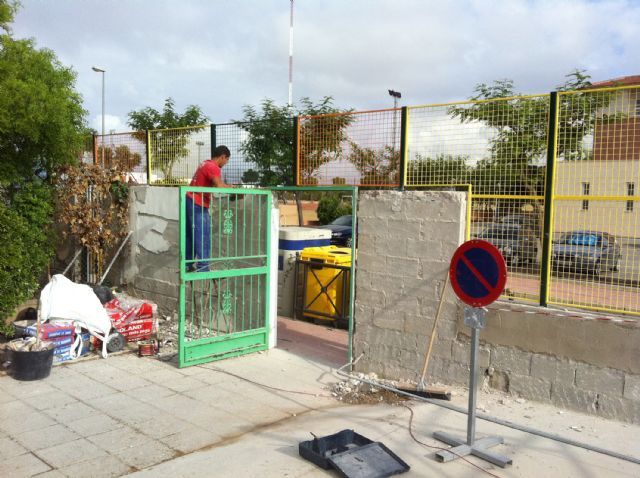 El colegio torreño San José renueva su vallado exterior - 1, Foto 1