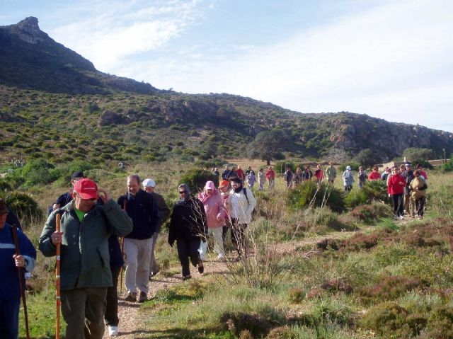 Cincuenta mayores hacen senderismo por el Barranco de Orfeo - 1, Foto 1
