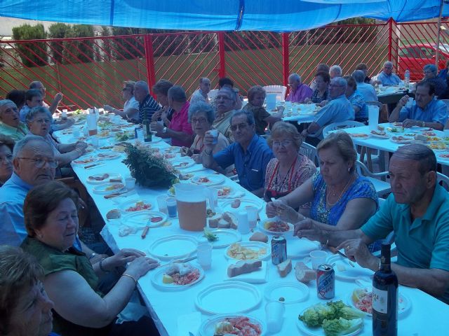 El Hogar de la Tercera Edad de Alguazas congrega a más de trescientas personas en una comida de convivencia - 2, Foto 2