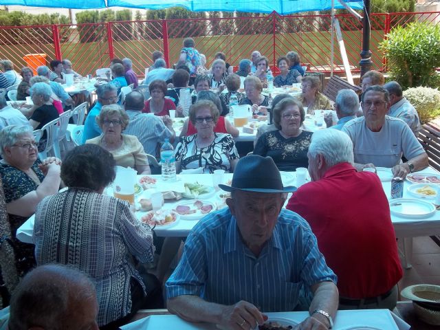 El Hogar de la Tercera Edad de Alguazas congrega a más de trescientas personas en una comida de convivencia - 3, Foto 3