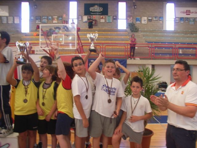 Sesenta alumnos de los colegios Reina Sofia, Tierno Galván y Santiago participaron en la final regional de Deporte Escolar de Nano Nana Práctica Grecorromana, Foto 1