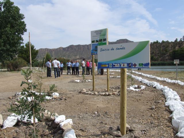 Voluntarios de la Asociación de Guardas del río Segura y el Ayuntamiento de Blanca inauguran un sendero fluvial - 1, Foto 1