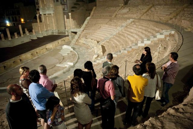 Los primeros visitantes disfrutan del Teatro Romano a la luz de la luna - 5, Foto 5