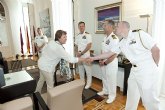 La alcaldesa recibe a los mandos del portaviones George H. W. Bush.