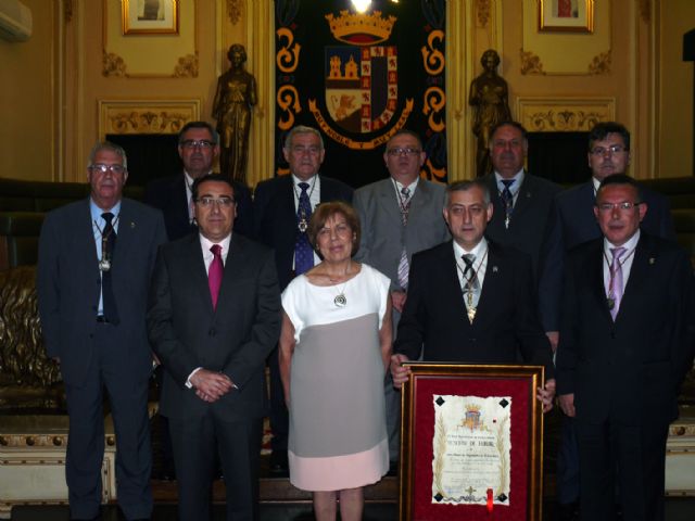 La Junta Central de Hermandades de Semana Santa recibe la mención de honor concedida por el Pleno de la Corporación - 1, Foto 1