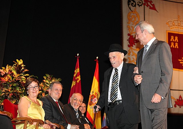 El alcalde asiste al acto institucional para conmemorar el XXIX aniversario del Día de la Región de Murcia, Foto 3