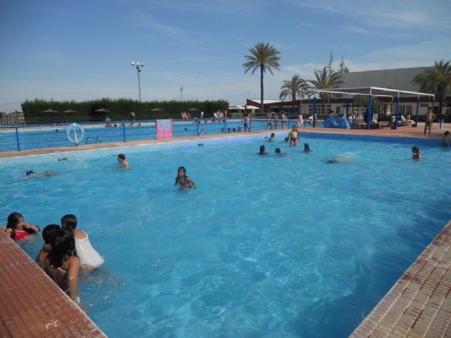 Más de 300 usuarios disfrutaron del primer día de apertura de las piscinas municipales del Polideportivo municipal 6 de Diciembre, Foto 2