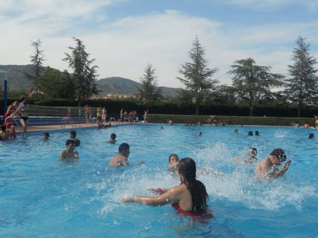 Más de 300 usuarios disfrutaron del primer día de apertura de las piscinas municipales del Polideportivo municipal 6 de Diciembre, Foto 3