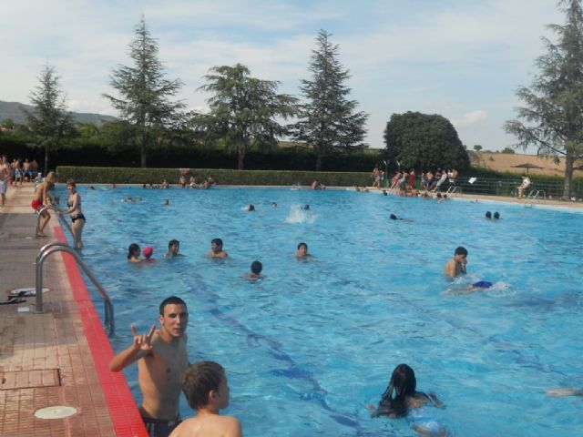 Más de 300 usuarios disfrutaron del primer día de apertura de las piscinas municipales del Polideportivo municipal 6 de Diciembre, Foto 4