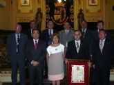 La Junta Central de Hermandades de Semana Santa recibe la mencin de honor concedida por el Pleno de la Corporacin