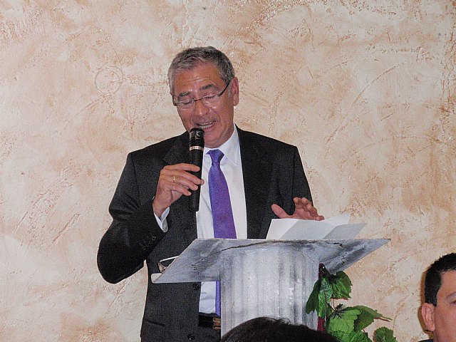 Un emocionado Enrique Nieto Navarro recibe la doble corona mural del Senado Romano - 1, Foto 1