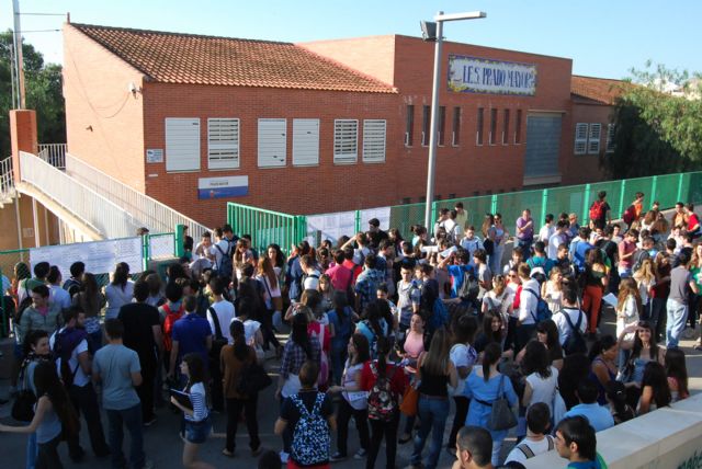 Los alumnos de la sede de Lorca inician con normalidad las jornadas de exámenes de la selectividad en el IES 