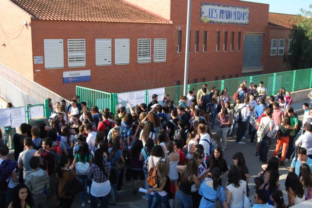 Los alumnos de la sede de Lorca inician con normalidad las jornadas de exámenes de la selectividad en el IES 